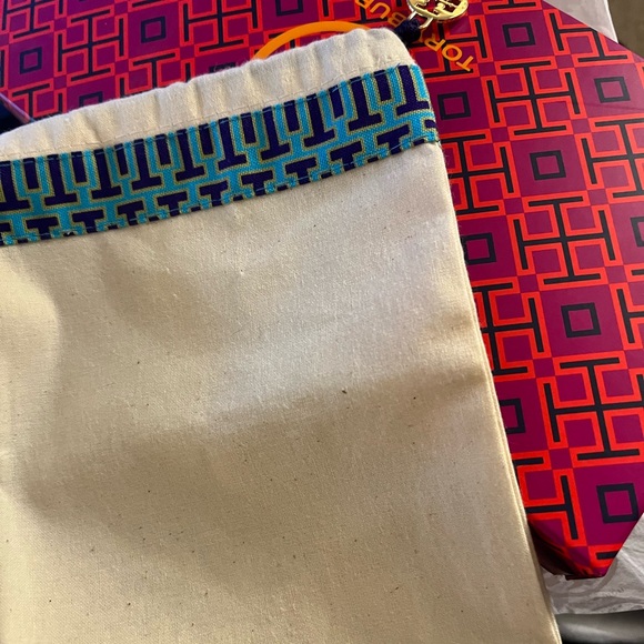 Size 8 amazing condition Tory Burch mules. - Picture 5 of 6